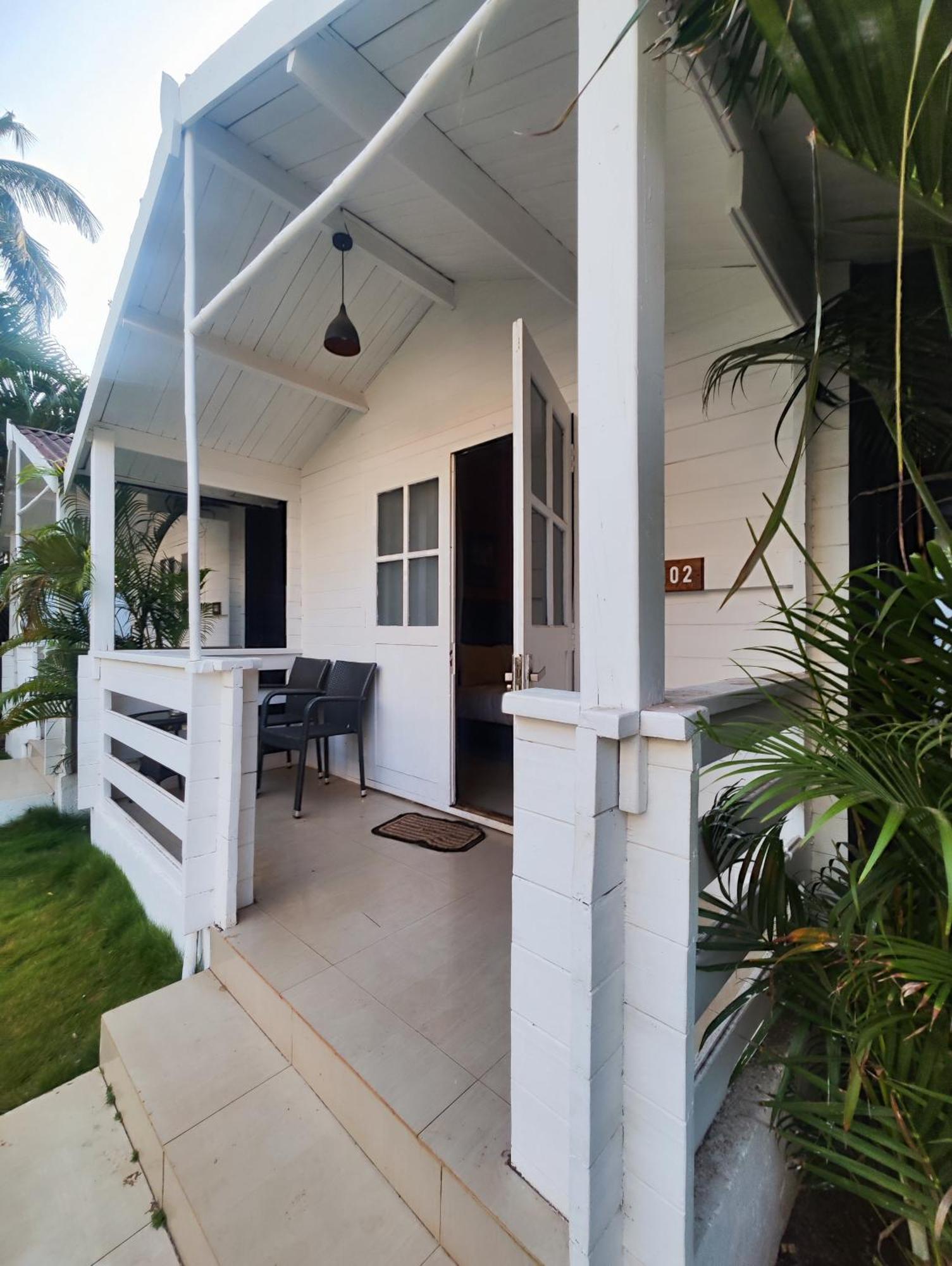 Seabliss Cottages Morjim Exterior photo